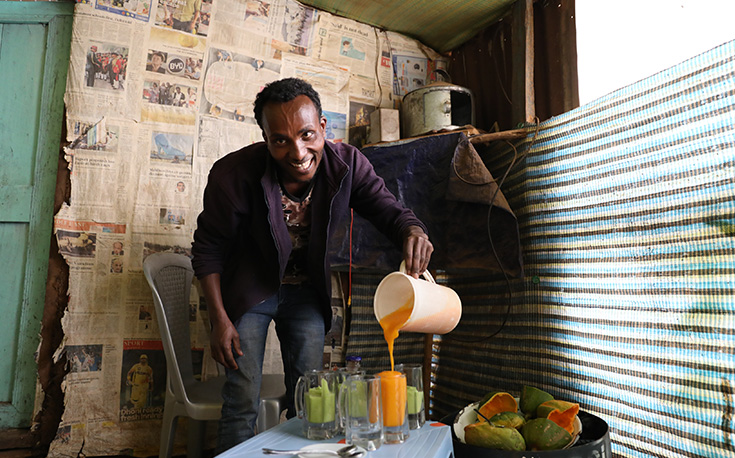 Fromsa schenkt einen Papaya Smoothie in Gläser ein (Foto)