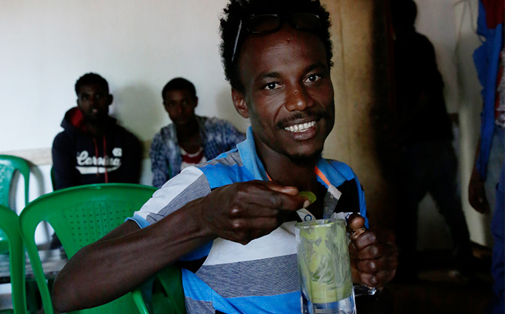 Ein Kunde von Fromsa mit einem Avocado-Smoothie (Foto)